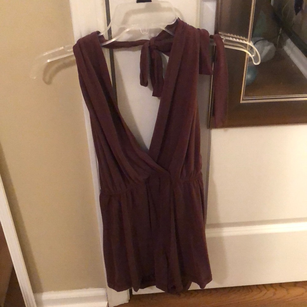 Super cute boutique romper with an open back! - Picture 1 of 4